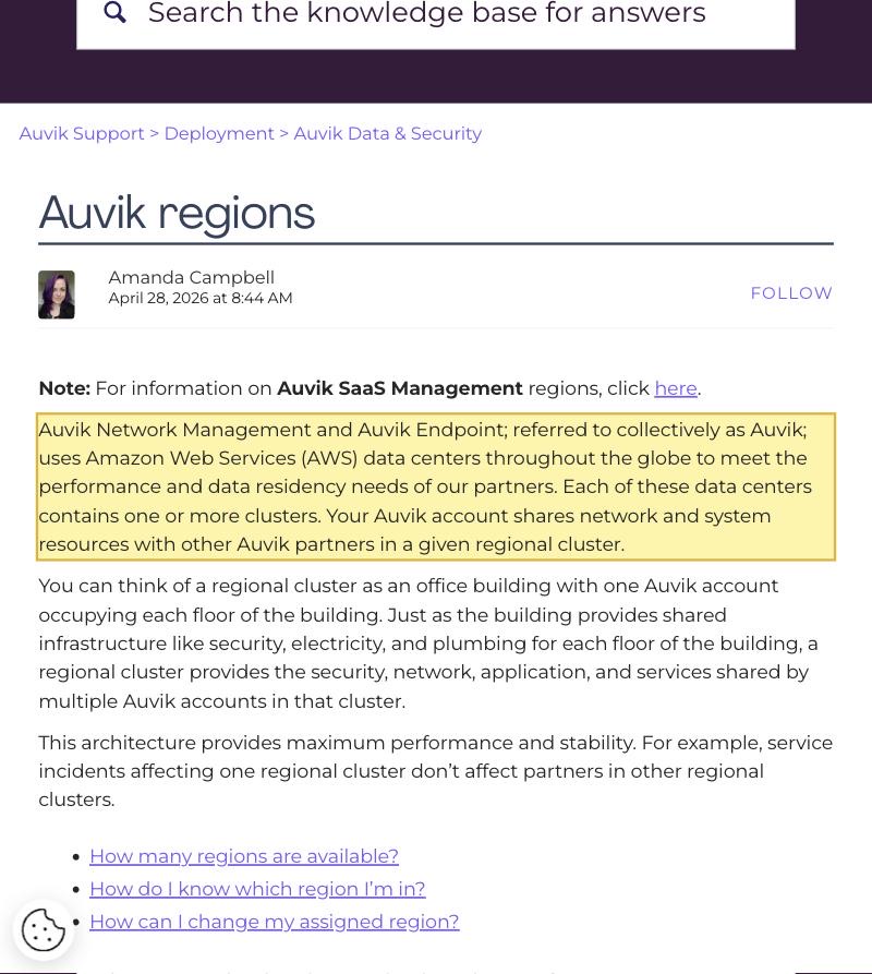 Auvik Supportの『Auvik regions』記事。AuvikがAmazon Web Services（AWS）のデータセンターを使うこと、そして7つの利用可能なリージョン——US East（北バージニア）、US West（オレゴン）、US East（オハイオ）、EU West（アイルランド）、EU Central（フランクフルト）、Asia-Pacific（シドニー）、Canada（Central）——の表を示し、中国本土リージョンはない