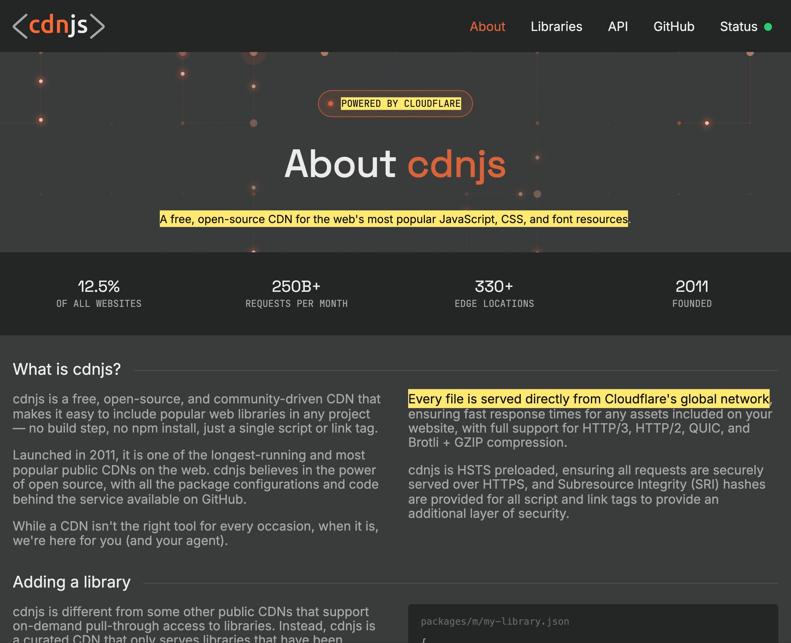 cdnjsのAboutページ。cdnjsをWebで最も人気のあるJavaScript・CSS・フォントのリソース向けの無料のオープンソースCDNと説明し、Cloudflareによって動き、あらゆるファイルがCloudflareのグローバルなエッジロケーションのネットワークから配信され、中国本土の内側には一つもないと記載されている