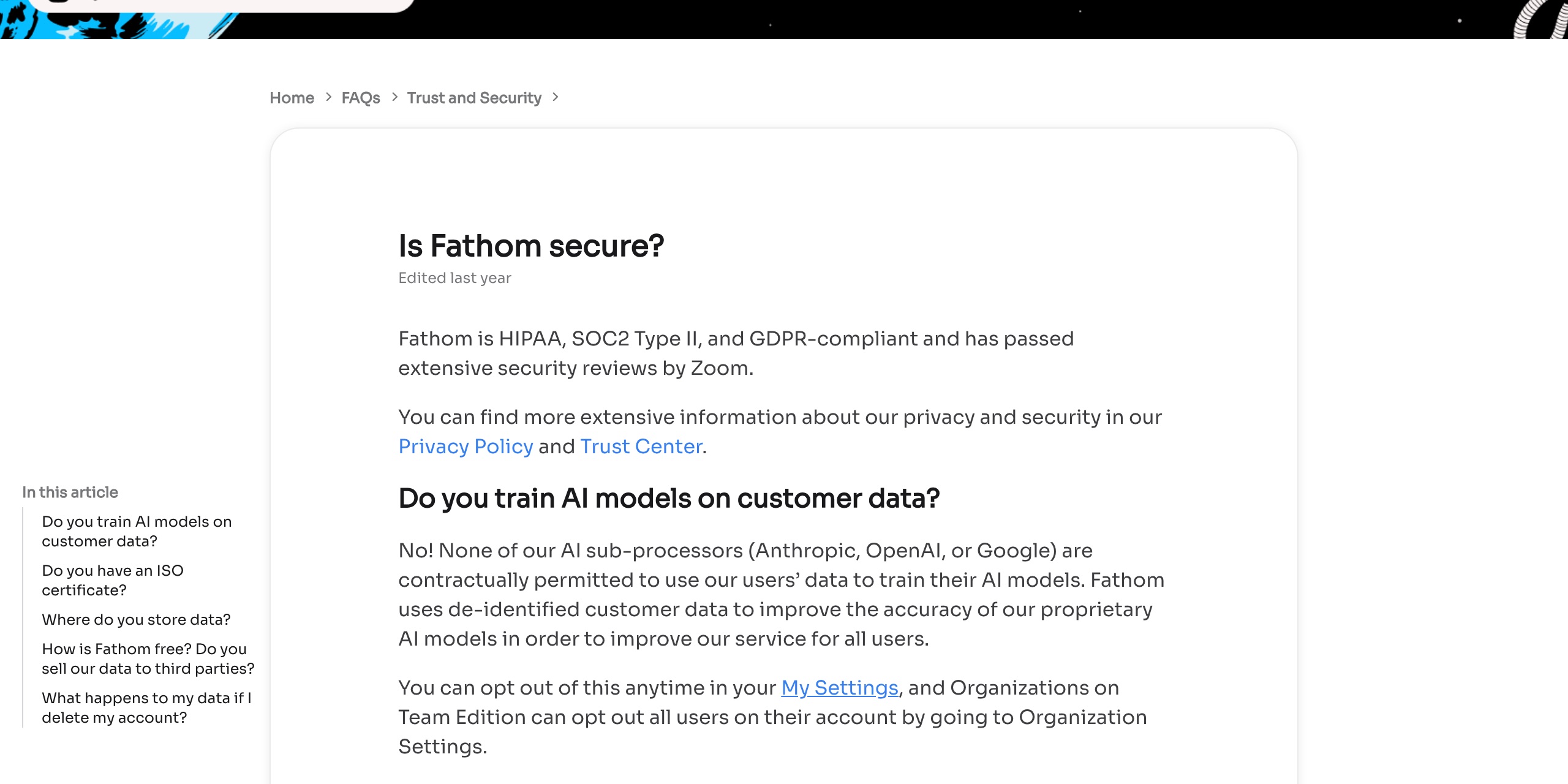 Fathomのヘルプセンターの記事「Is Fathom secure?」。見出し「Where do you store data?」の下に、すべてのFathomデータは米国に保存されると記し、FathomはHIPAA・SOC2 Type II・GDPRに準拠と述べる——中国本土のリージョンは一つも挙げられていない