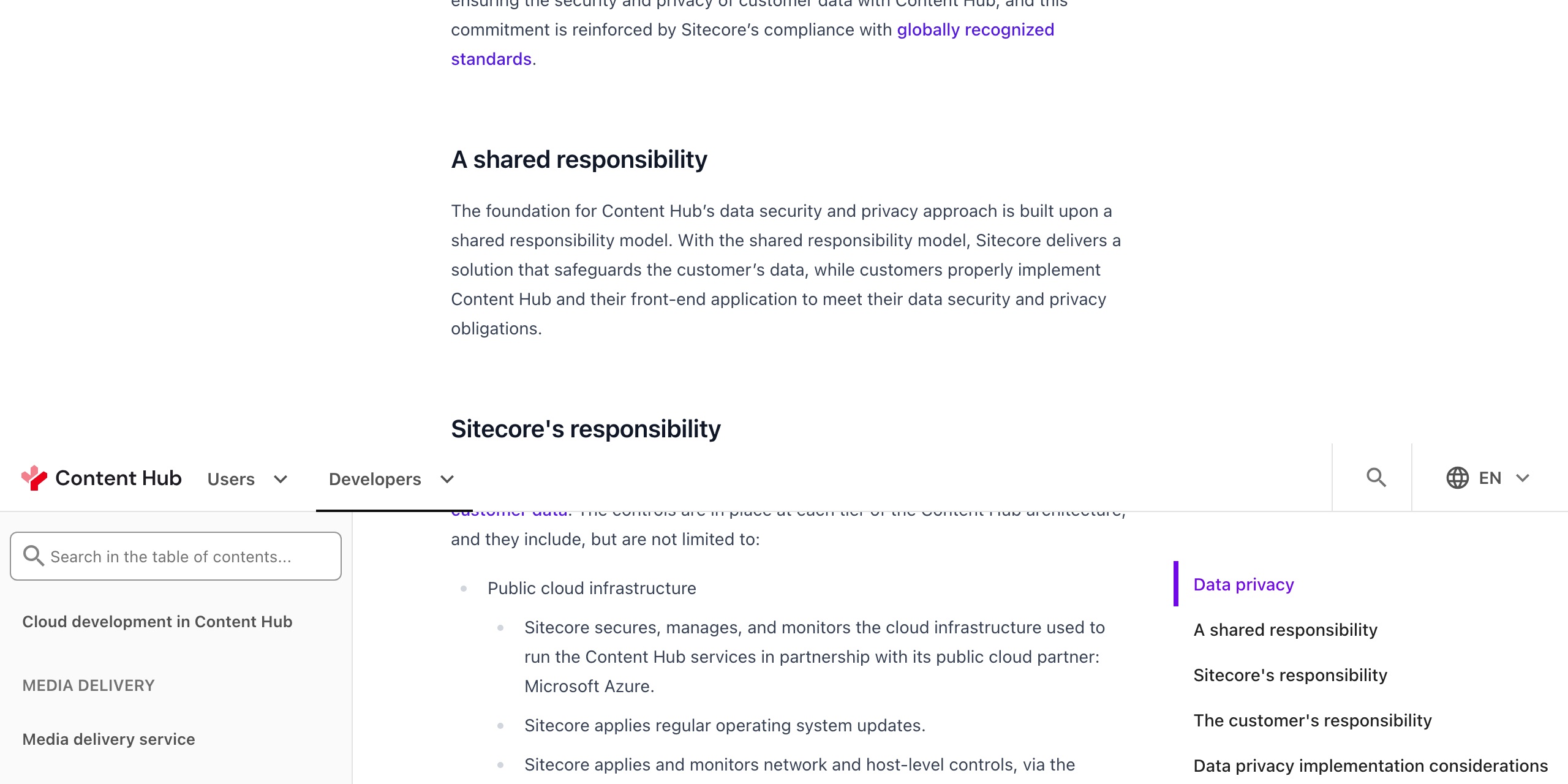 Sitecore Content Hubのデータプライバシーのドキュメント。SitecoreがパブリッククラウドパートナーのMicrosoft Azureと連携してContent Hubのサービスを運用し、顧客データをElastic・Redislabs・Azure Blobストレージで管理し、バックアップを地理冗長な場所に保持すると記載